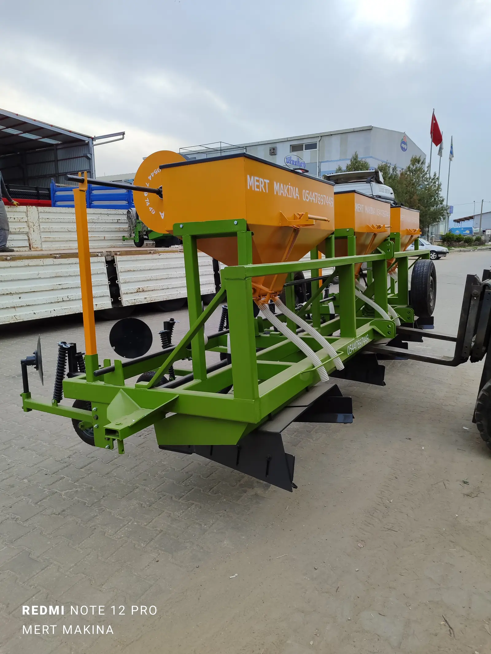 Gübreli Üç Sıralı Çekilir Tip Malç Makinesi