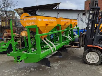 Gübreli Üç Sıralı Çekilir Tip Malç Makinesi