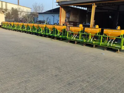Gübreli Üç Sıralı Çekilir Tip Malç Makinesi